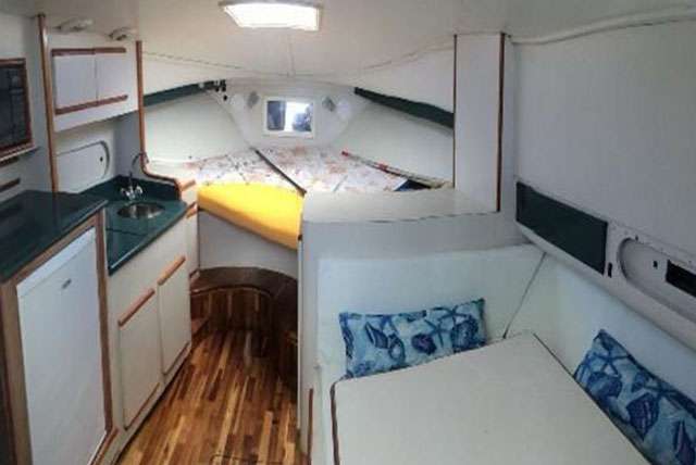 Runaway 32ft Blackfin cabin